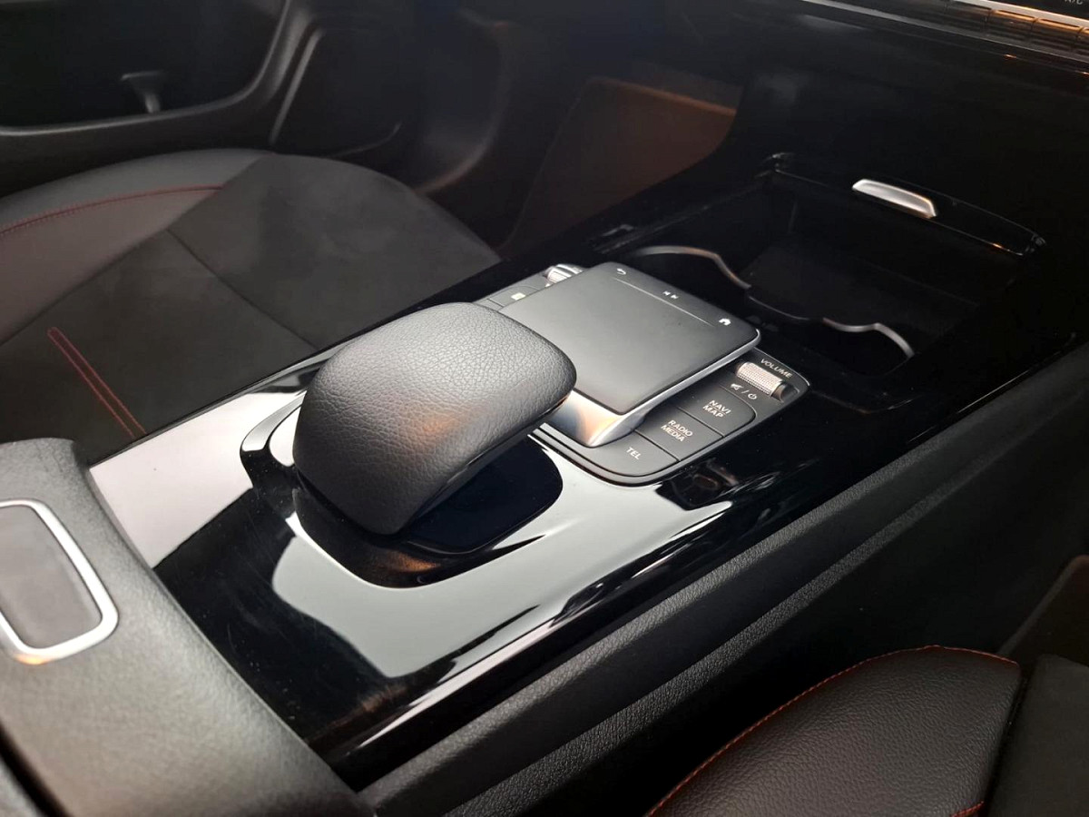 2023 MERCEDES-BENZ CLA 200 AT