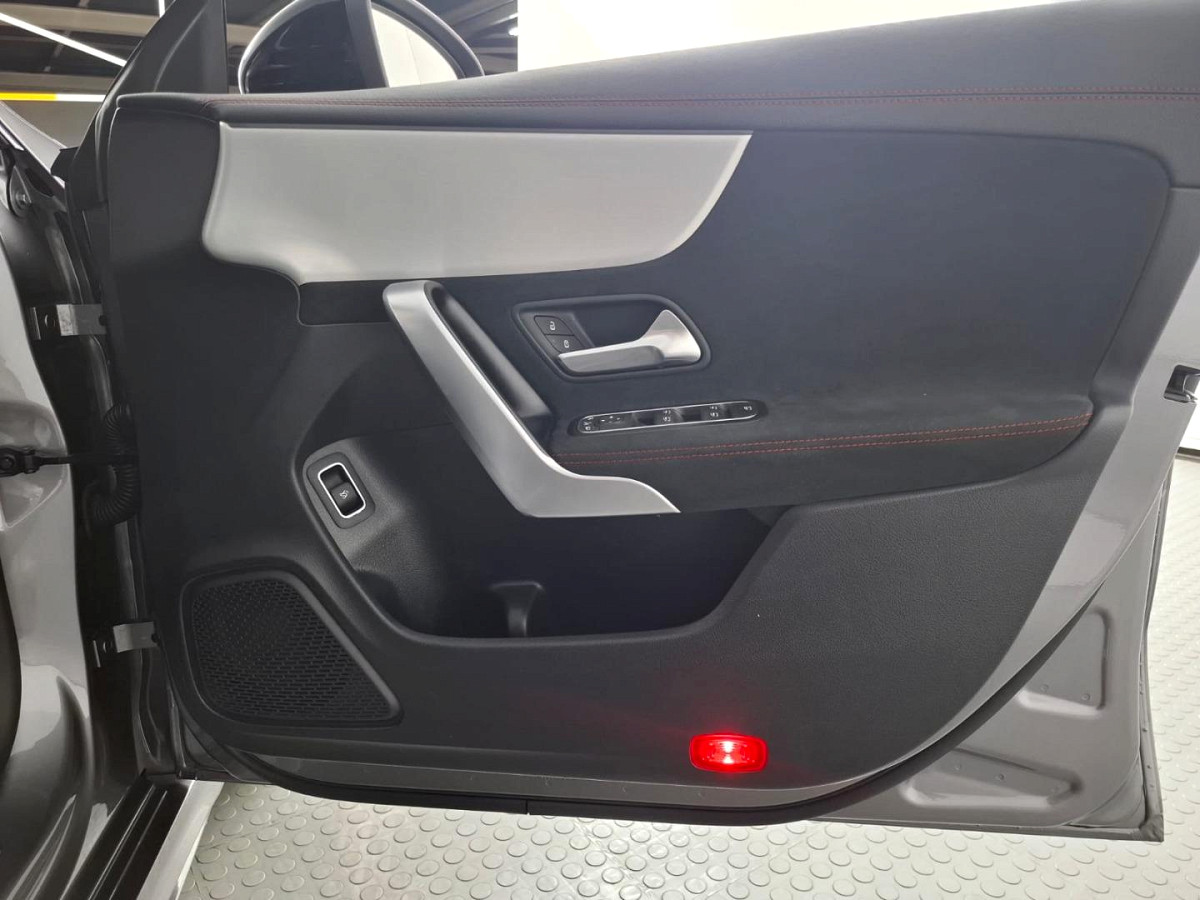 2023 MERCEDES-BENZ CLA 200 AT