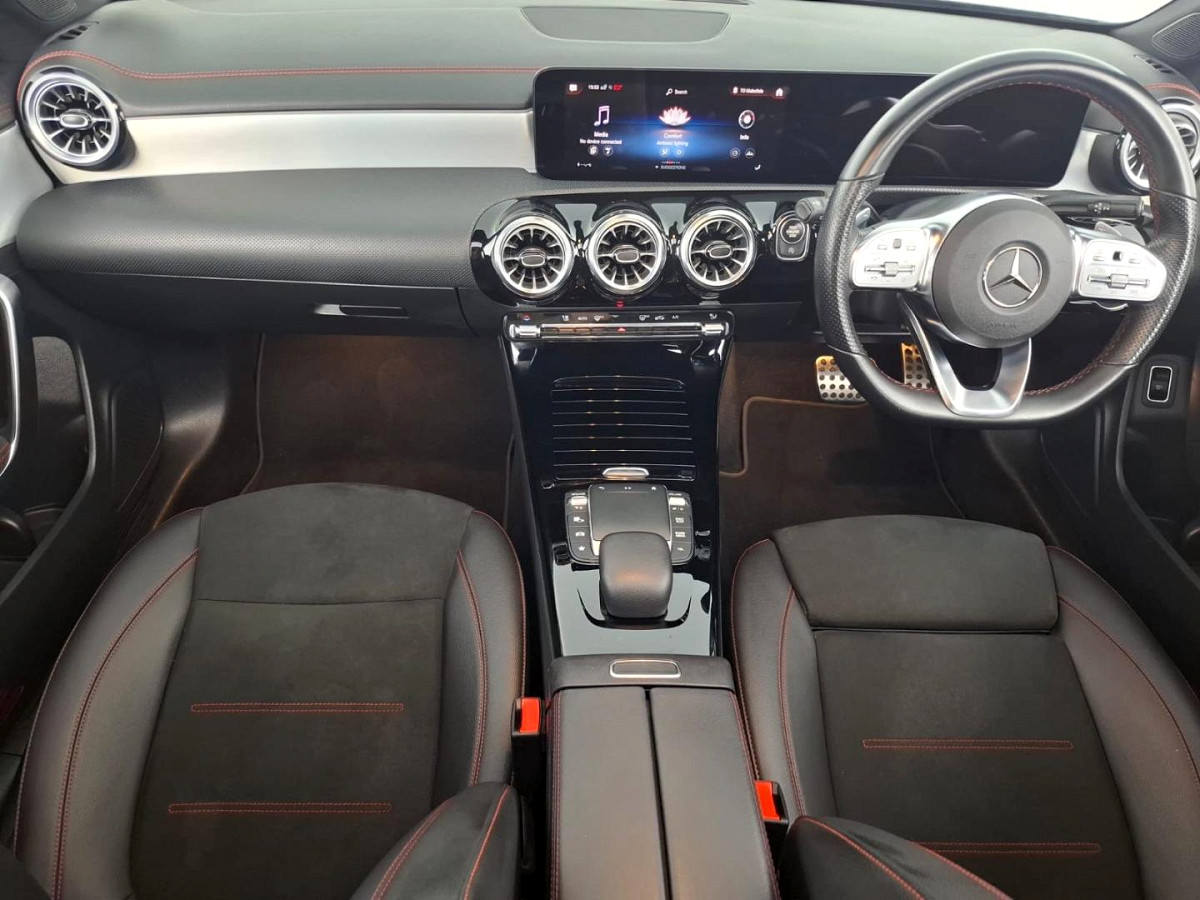 2023 MERCEDES-BENZ CLA 200 AT