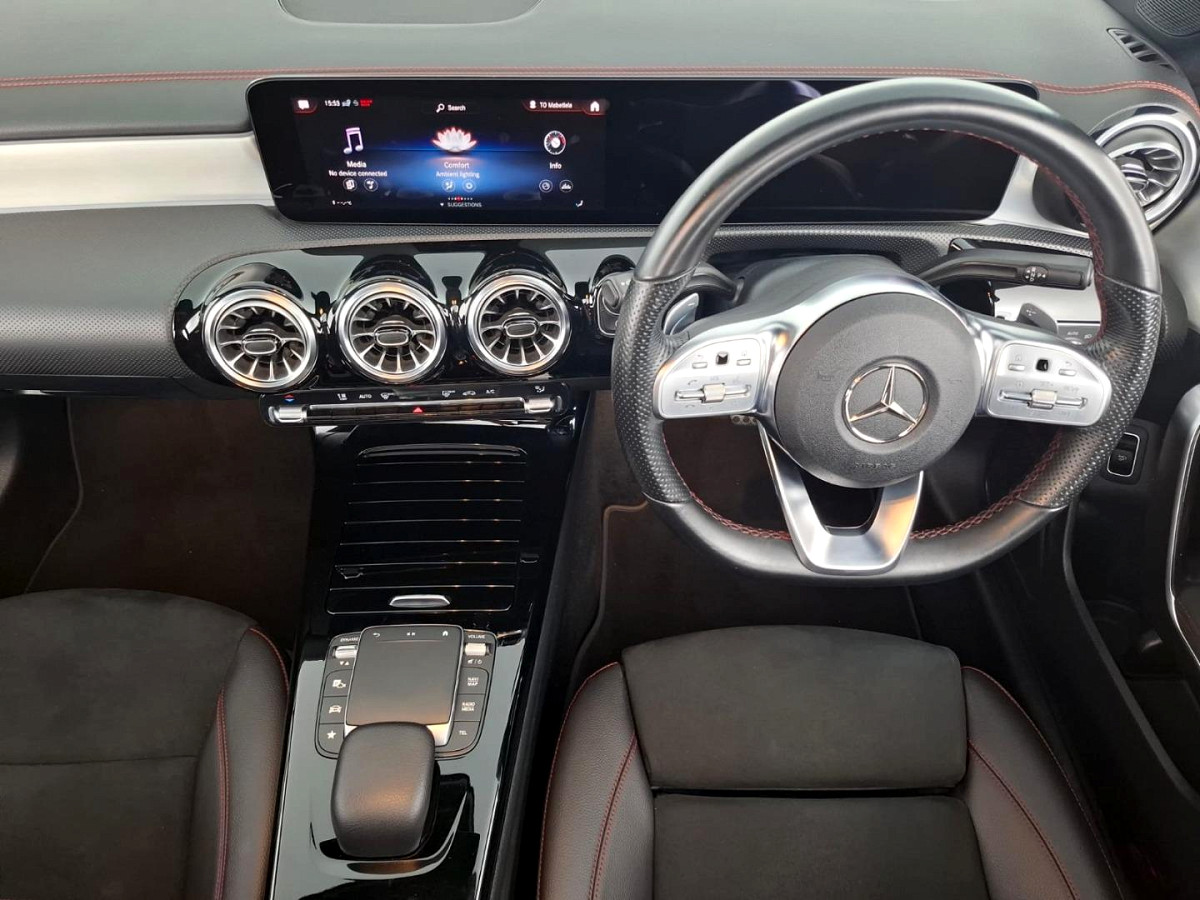 2023 MERCEDES-BENZ CLA 200 AT
