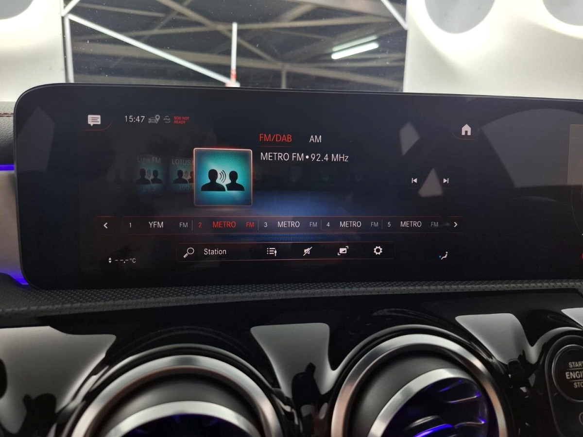 2023 MERCEDES-BENZ CLA 200 AT