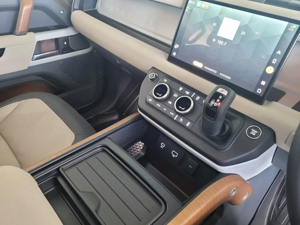 2023 LAND ROVER DEFENDER 110 3.0 D D300 X-DYNAMIC HSE (221kW)