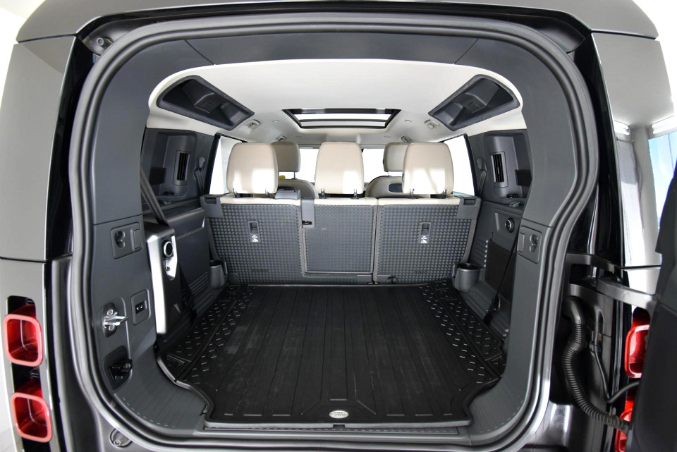 2021 LAND ROVER DEFENDER 110 D240 SE (177kW)