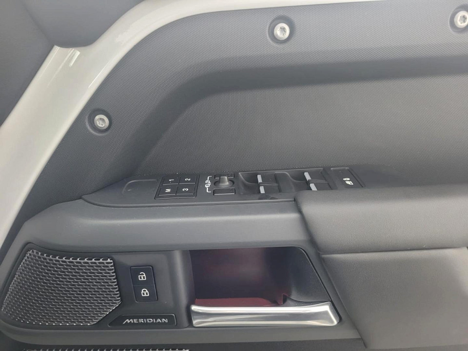 2023 LAND ROVER DEFENDER 110 3.0 D D300 X-DYNAMIC HSE (221kW)