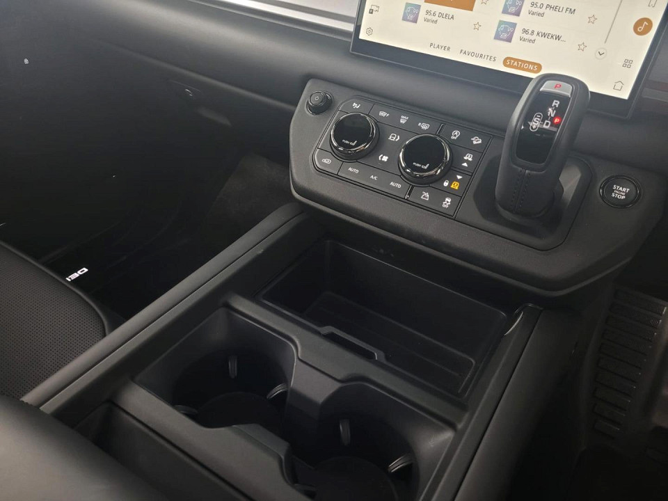 2025 LAND ROVER DEFENDER 110 4.4P P635 OCTA (467kW)
