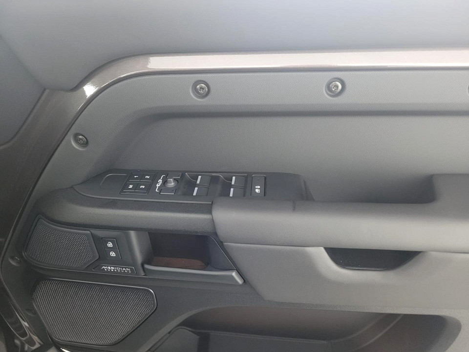 2025 LAND ROVER DEFENDER 110 4.4P P635 OCTA (467kW)