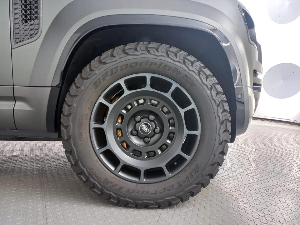 2025 LAND ROVER DEFENDER 110 4.4P P635 OCTA EDITION ONE (467kW)