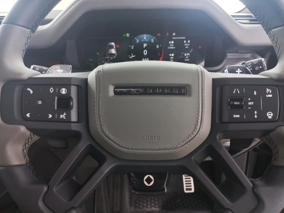 2025 LAND ROVER DEFENDER 110 4.4P P635 OCTA EDITION ONE (467kW)