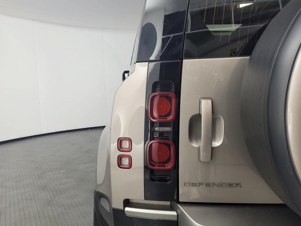 2023 LAND ROVER DEFENDER 110 3.0 D D300 X-DYNAMIC HSE (221kW)