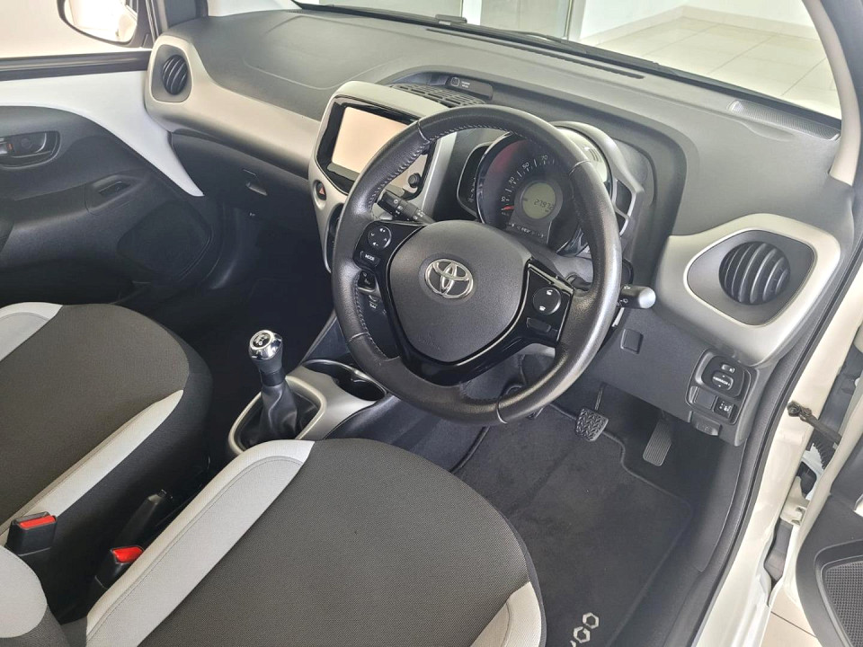 2017 TOYOTA AYGO 1.0 X-PLAY SILVER