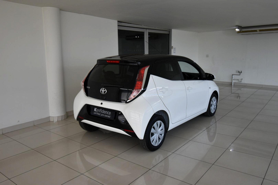 2017 TOYOTA AYGO 1.0 X-PLAY SILVER
