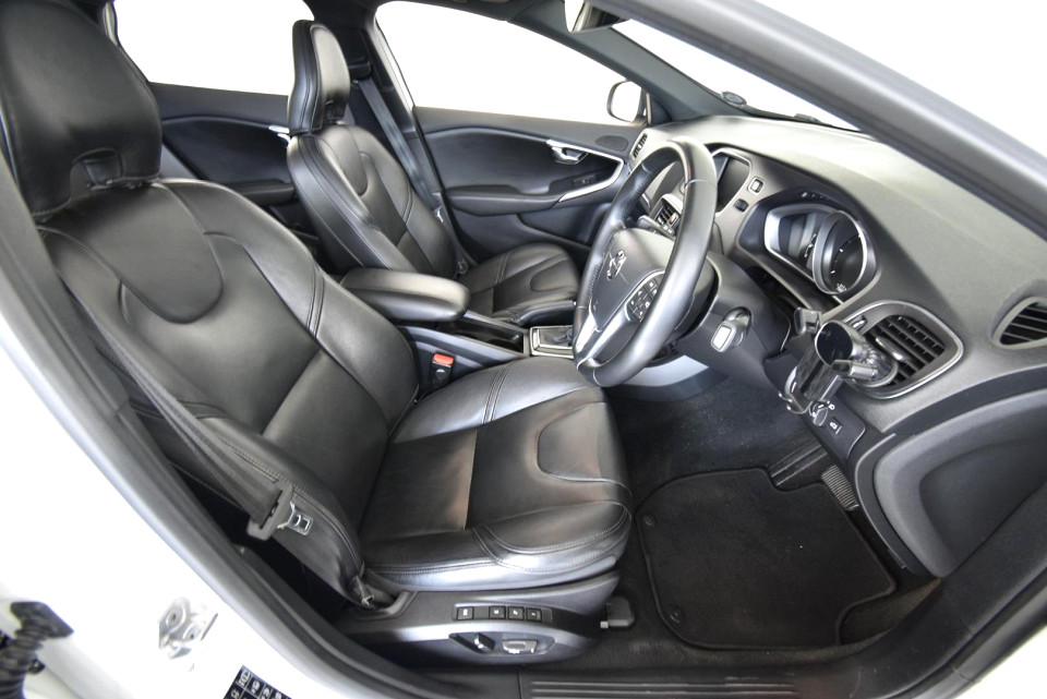 2019 VOLVO V40 D3 MOMENTUM GEARTRONIC