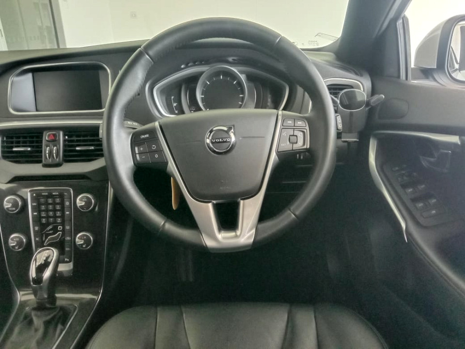 2019 VOLVO V40 D3 MOMENTUM GEARTRONIC