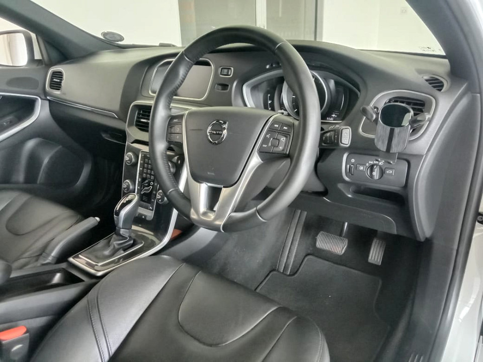 2019 VOLVO V40 D3 MOMENTUM GEARTRONIC