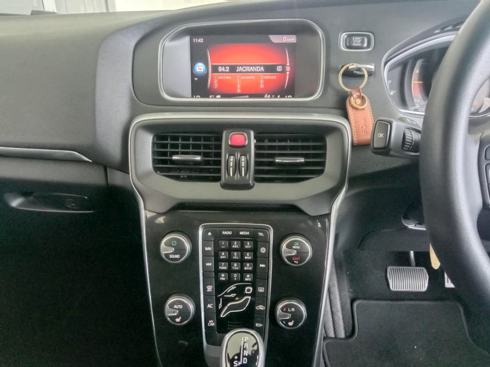 2019 VOLVO V40 D3 MOMENTUM GEARTRONIC