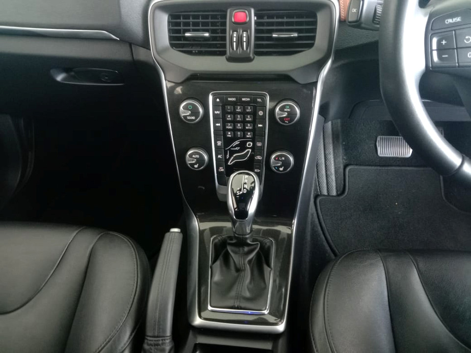 2019 VOLVO V40 D3 MOMENTUM GEARTRONIC