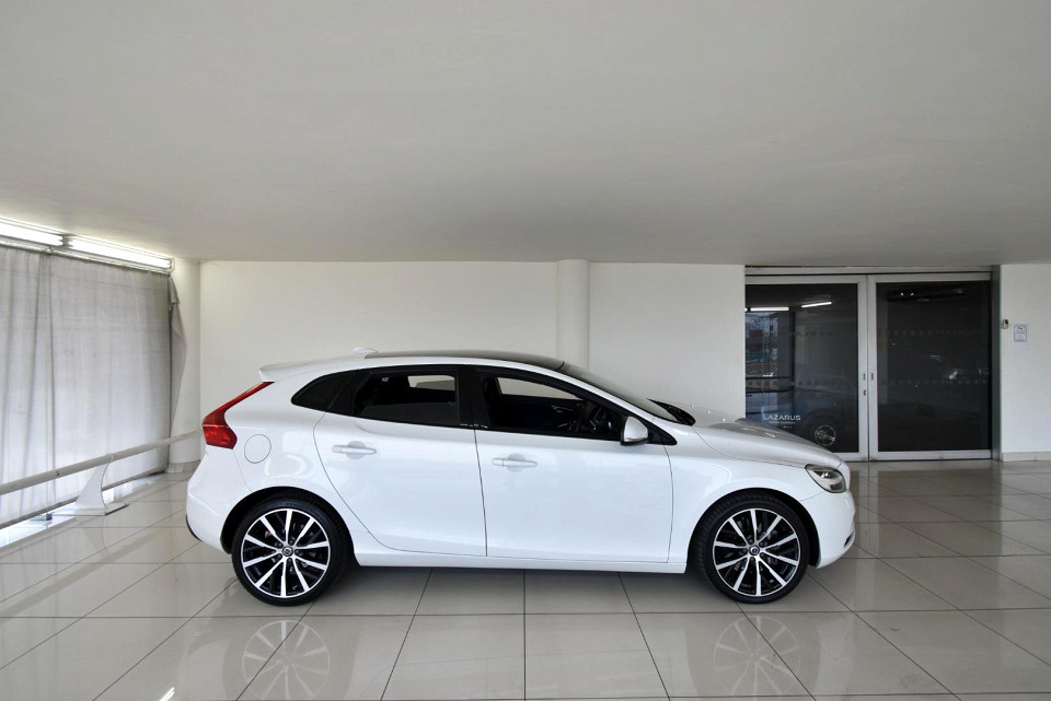 2019 VOLVO V40 D3 MOMENTUM GEARTRONIC