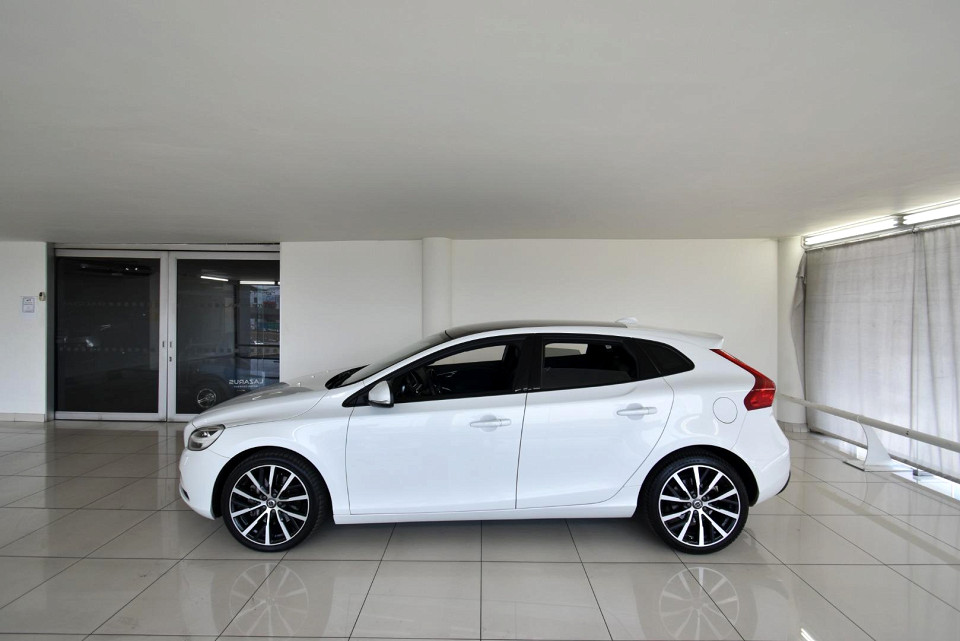 2019 VOLVO V40 D3 MOMENTUM GEARTRONIC