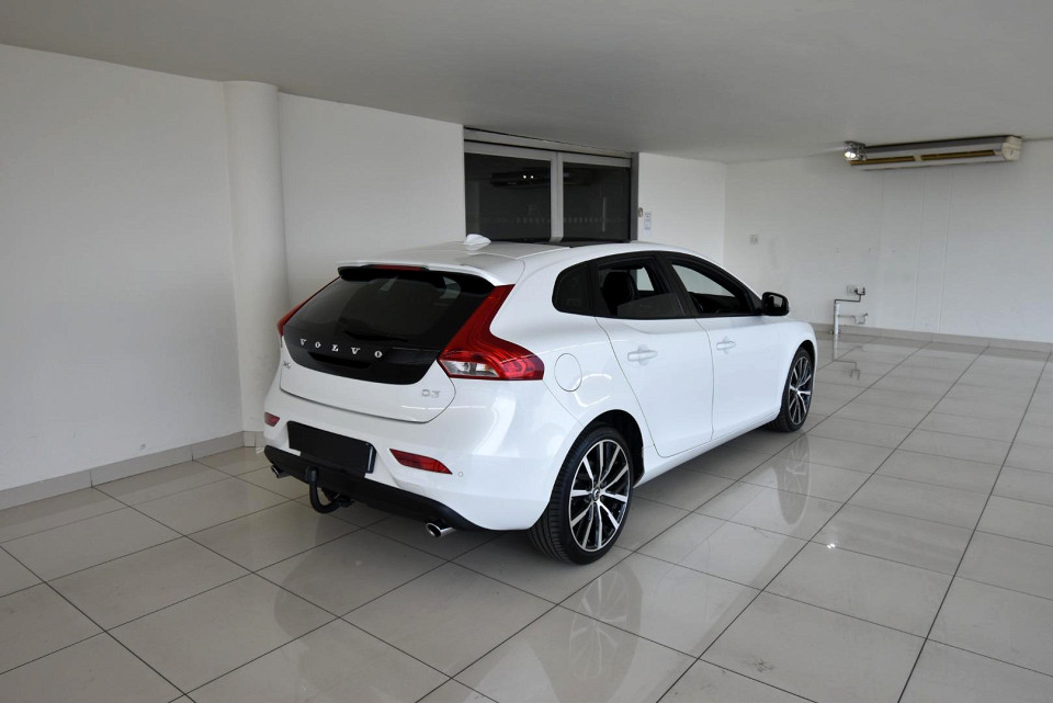 2019 VOLVO V40 D3 MOMENTUM GEARTRONIC