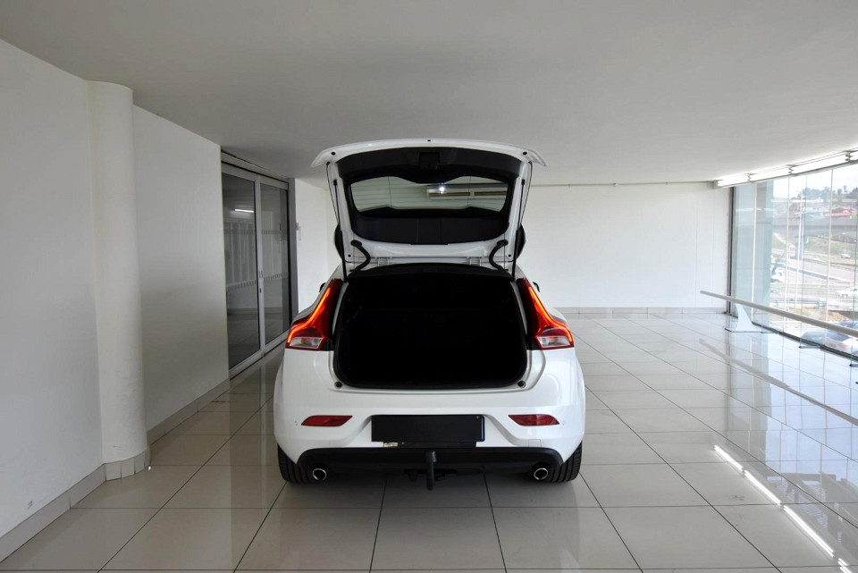 2019 VOLVO V40 D3 MOMENTUM GEARTRONIC