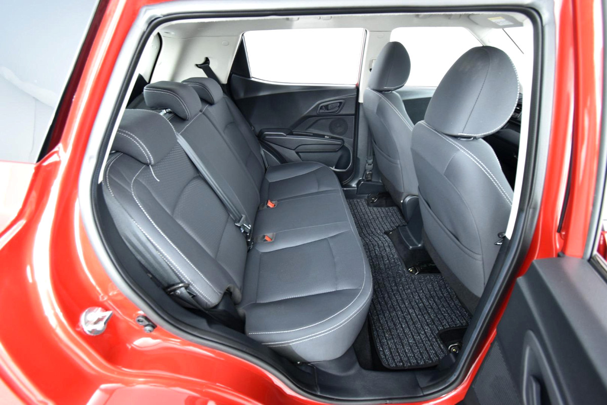 2023 MAHINDRA XUV300 W4