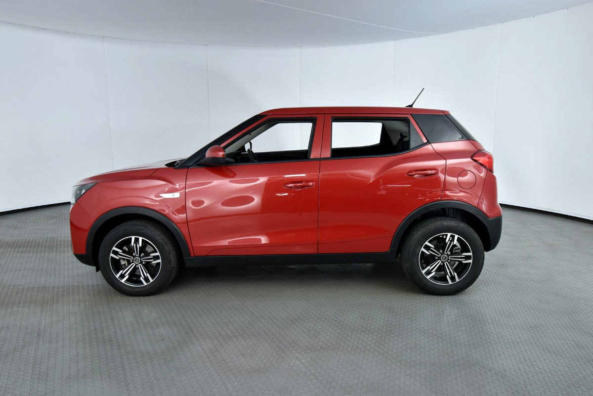 2023 MAHINDRA XUV300 W4
