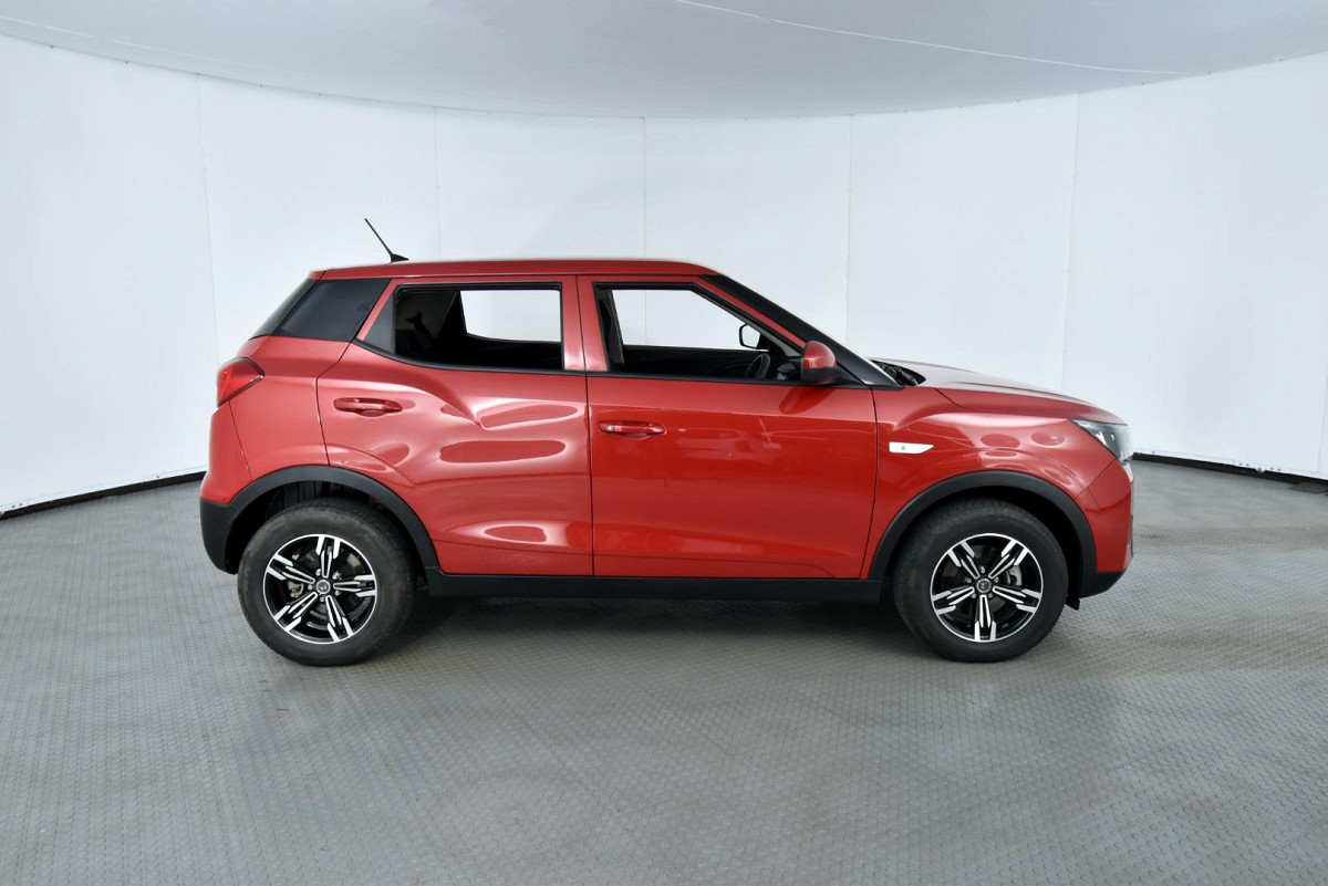 2023 MAHINDRA XUV300 W4