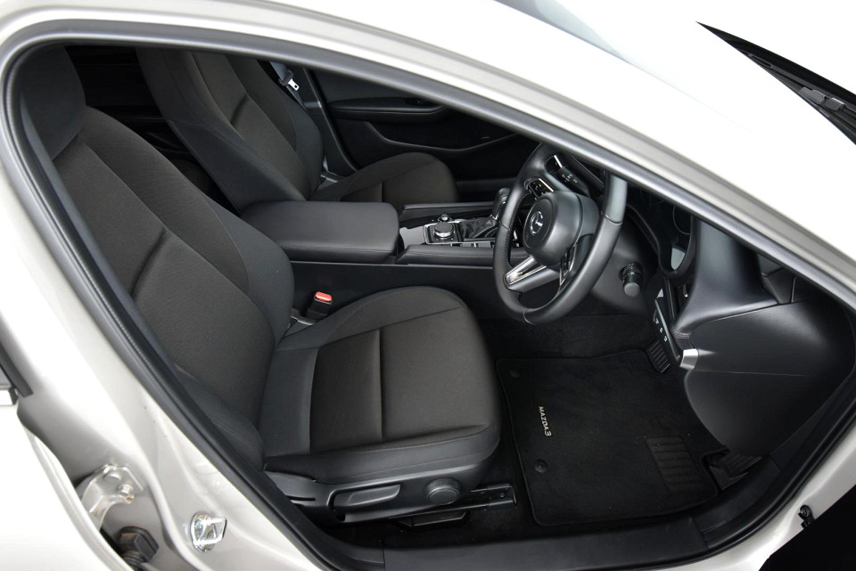 2025 MAZDA MAZDA3 HATCH 1.5 DYNAMIC EDITION FWD AT