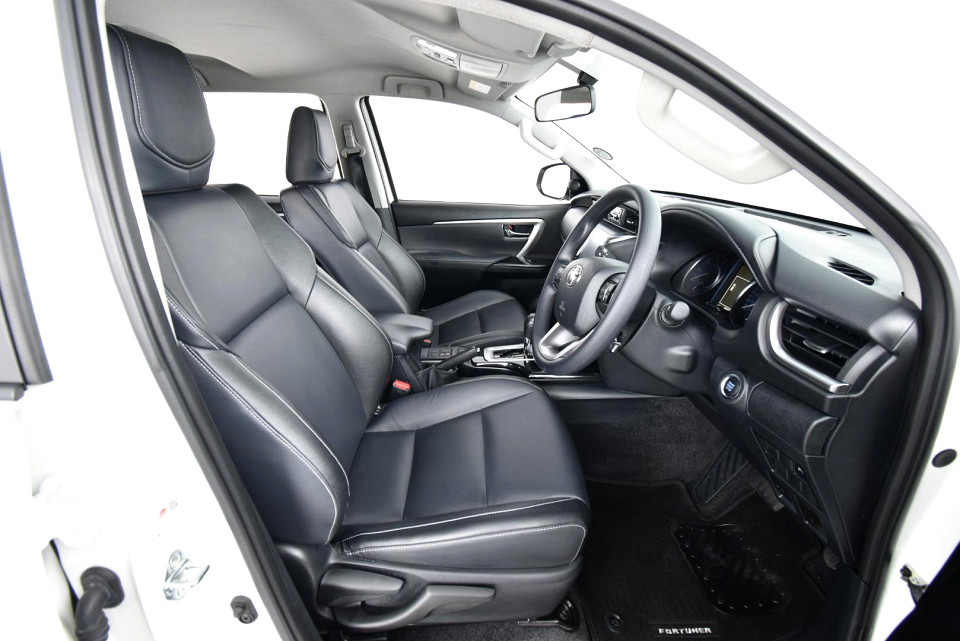 2025 TOYOTA FORTUNER 2.4 GD-6 RB AT