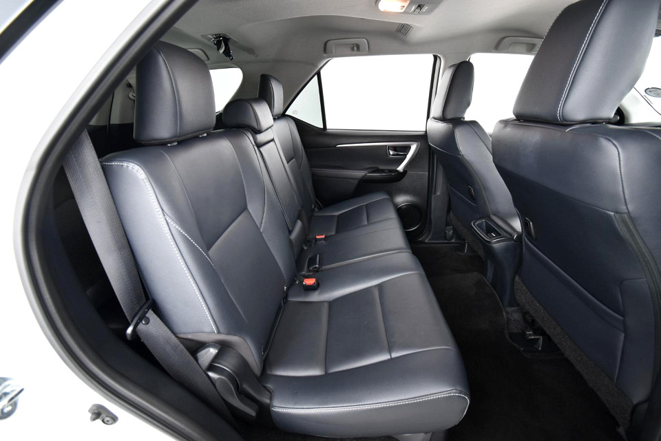 2025 TOYOTA FORTUNER 2.4 GD-6 RB AT