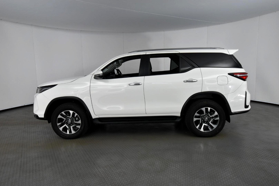 2025 TOYOTA FORTUNER 2.4 GD-6 RB AT